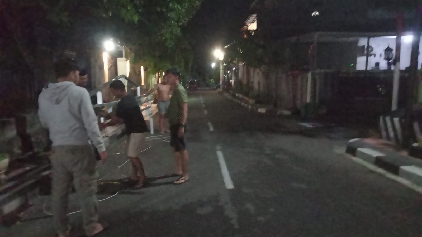 Malam Jumat Berubah Terang! Lembang Squad Respon Cepat, Lampu Jalan BTN Lamalaka Indah Akhirnya Kembali Menyinari Warga